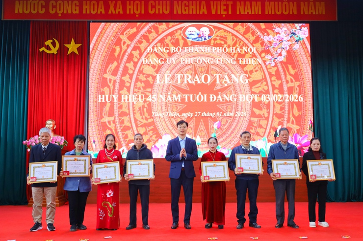 Phường Tùng Thiện tổ chức Lễ trao tặng Huy hiệu Đảng đợt 3-2- Ảnh 3.