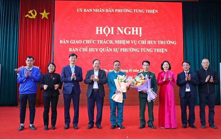 Hội nghị bàn giao chức trách, nhiệm vụ Chỉ huy trưởng Ban chỉ huy quân sự phường Tùng Thiện- Ảnh 5.
