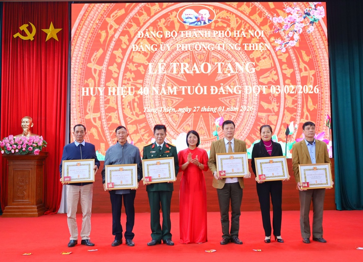 Phường Tùng Thiện tổ chức Lễ trao tặng Huy hiệu Đảng đợt 3-2- Ảnh 4.