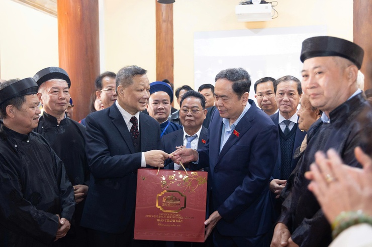 Chủ tịch Quốc hội Trần Thanh Mẫn dâng hương tri ân Trưởng Ban Thường trực Quốc hội Bùi Bằng Đoàn - Khắc ghi công lao bậc tiền nhân, hướng tới vận hội mới của đất nước- Ảnh 20.