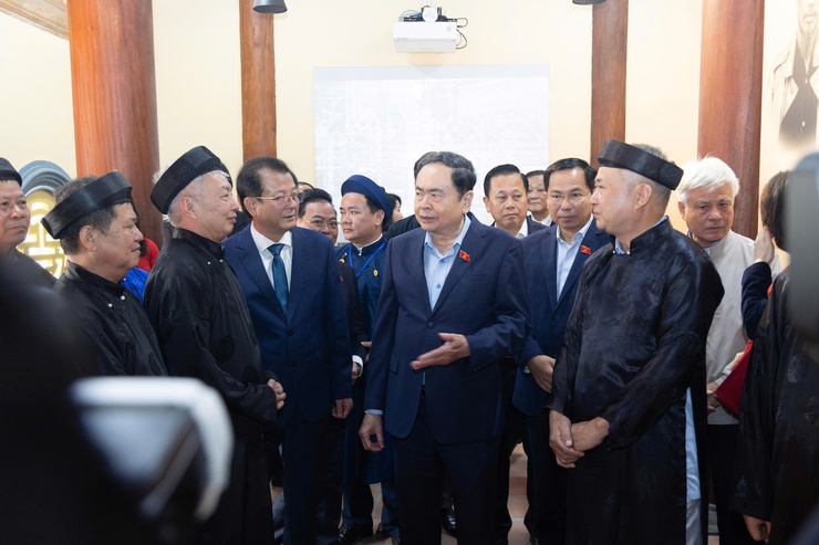 Chủ tịch Quốc hội Trần Thanh Mẫn dâng hương tri ân Trưởng Ban Thường trực Quốc hội Bùi Bằng Đoàn - Khắc ghi công lao bậc tiền nhân, hướng tới vận hội mới của đất nước- Ảnh 17.