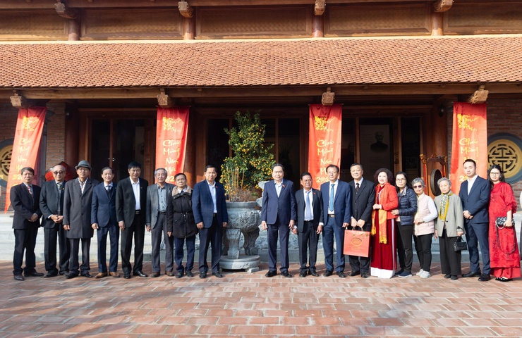 Chủ tịch Quốc hội Trần Thanh Mẫn dâng hương tri ân Trưởng Ban Thường trực Quốc hội Bùi Bằng Đoàn - Khắc ghi công lao bậc tiền nhân, hướng tới vận hội mới của đất nước- Ảnh 25.