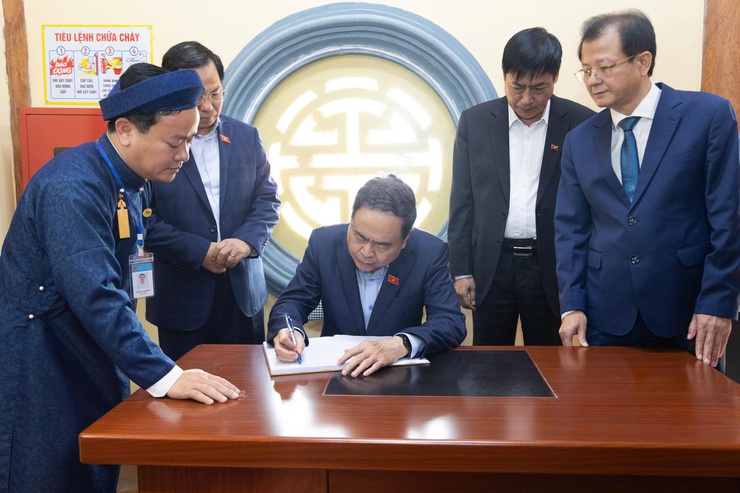 Chủ tịch Quốc hội Trần Thanh Mẫn dâng hương tri ân Trưởng Ban Thường trực Quốc hội Bùi Bằng Đoàn - Khắc ghi công lao bậc tiền nhân, hướng tới vận hội mới của đất nước- Ảnh 21.