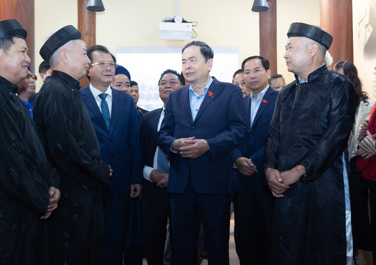 Chủ tịch Quốc hội Trần Thanh Mẫn dâng hương tri ân Trưởng Ban Thường trực Quốc hội Bùi Bằng Đoàn - Khắc ghi công lao bậc tiền nhân, hướng tới vận hội mới của đất nước- Ảnh 4.