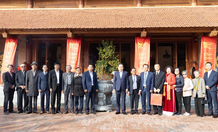 Chủ tịch Quốc hội Trần Thanh Mẫn dâng hương tri ân Trưởng Ban Thường trực Quốc hội Bùi Bằng Đoàn - Khắc ghi công lao bậc tiền nhân, hướng tới vận hội mới của đất nước- Ảnh 23.