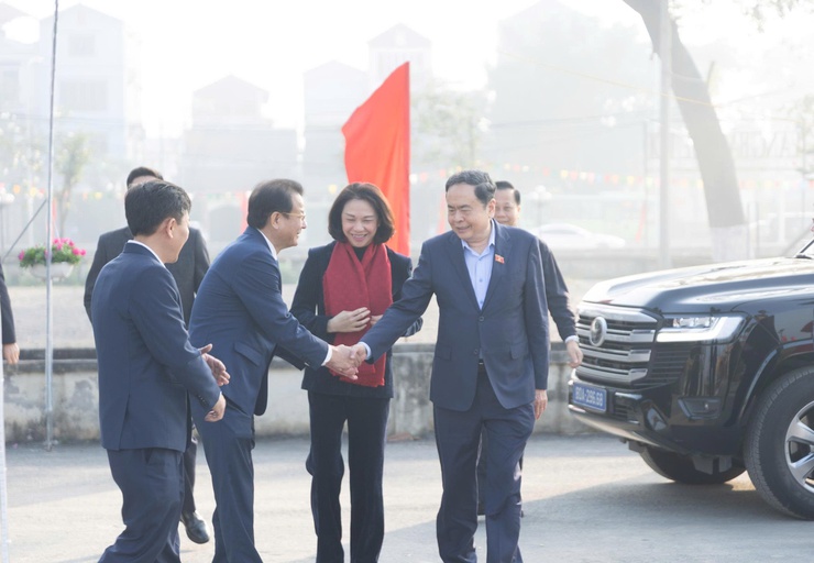 Chủ tịch Quốc hội Trần Thanh Mẫn dâng hương tri ân Trưởng Ban Thường trực Quốc hội Bùi Bằng Đoàn - Khắc ghi công lao bậc tiền nhân, hướng tới vận hội mới của đất nước- Ảnh 2.