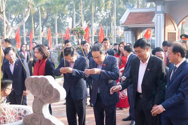 Chủ tịch Quốc hội Trần Thanh Mẫn dâng hương tri ân Trưởng Ban Thường trực Quốc hội Bùi Bằng Đoàn - Khắc ghi công lao bậc tiền nhân, hướng tới vận hội mới của đất nước- Ảnh 11.