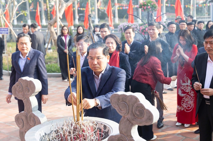 Chủ tịch Quốc hội Trần Thanh Mẫn dâng hương tri ân Trưởng Ban Thường trực Quốc hội Bùi Bằng Đoàn - Khắc ghi công lao bậc tiền nhân, hướng tới vận hội mới của đất nước- Ảnh 12.