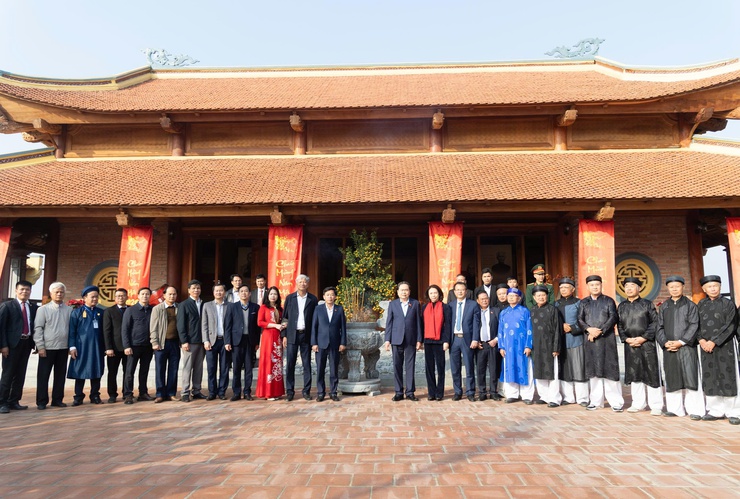 Chủ tịch Quốc hội Trần Thanh Mẫn dâng hương tri ân Trưởng Ban Thường trực Quốc hội Bùi Bằng Đoàn - Khắc ghi công lao bậc tiền nhân, hướng tới vận hội mới của đất nước- Ảnh 26.