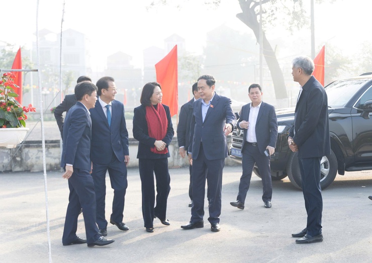 Chủ tịch Quốc hội Trần Thanh Mẫn dâng hương tri ân Trưởng Ban Thường trực Quốc hội Bùi Bằng Đoàn - Khắc ghi công lao bậc tiền nhân, hướng tới vận hội mới của đất nước- Ảnh 5.