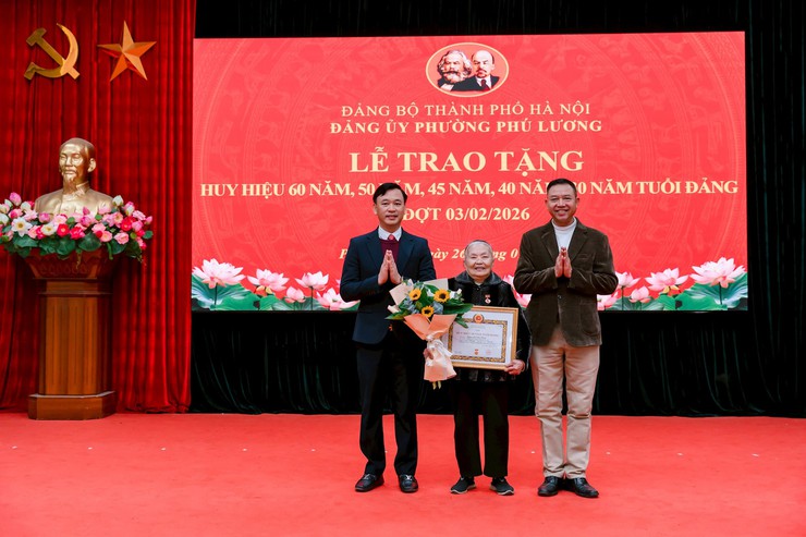 Phường Phú Lương trao huy hiệu đảng cho 12 đảng viên- Ảnh 3.