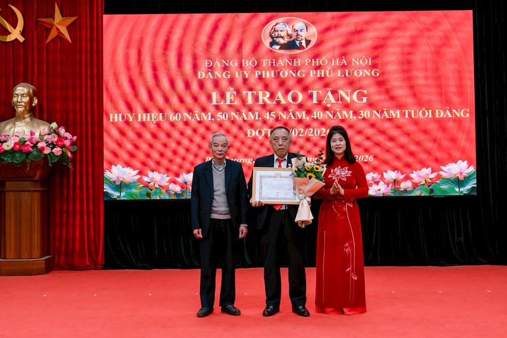 Phường Phú Lương trao huy hiệu đảng cho 12 đảng viên- Ảnh 4.