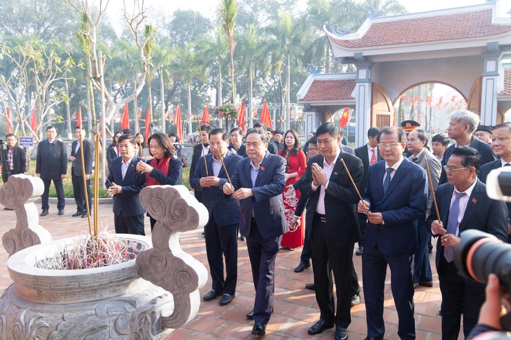 Chủ tịch Quốc hội Trần Thanh Mẫn dâng hương tri ân Trưởng Ban Thường trực Quốc hội Bùi Bằng Đoàn - Khắc ghi công lao bậc tiền nhân, hướng tới vận hội mới của đất nước- Ảnh 13.