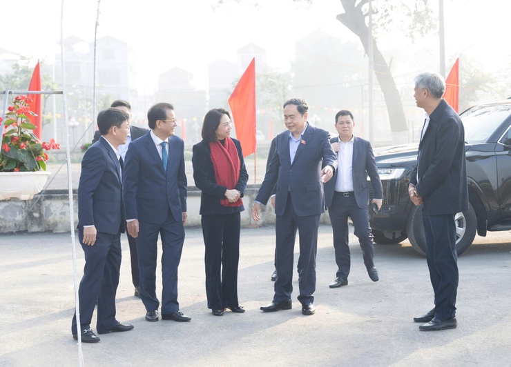 Chủ tịch Quốc hội Trần Thanh Mẫn dâng hương tri ân Trưởng Ban Thường trực Quốc hội Bùi Bằng Đoàn - Khắc ghi công lao bậc tiền nhân, hướng tới vận hội mới của đất nước- Ảnh 10.