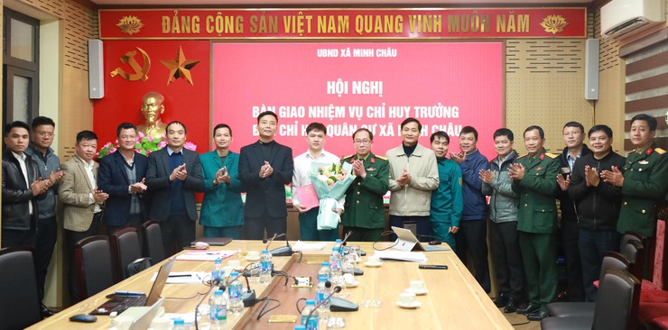 UBND xã Minh Châu tổ chức hội nghị bàn giao nhiệm vụ chỉ huy trưởng Ban Chỉ huy quân sự xã Minh Châu- Ảnh 4.