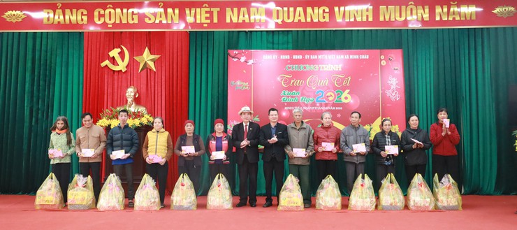 Đảng ủy – HĐND – UBND – Ủy ban MTTQ Việt Nam xã Minh Châu tổ chức chương trình trao quà Tết cho hộ cận nghèo nhân dịp Xuân Bính Ngọ 2026- Ảnh 3.