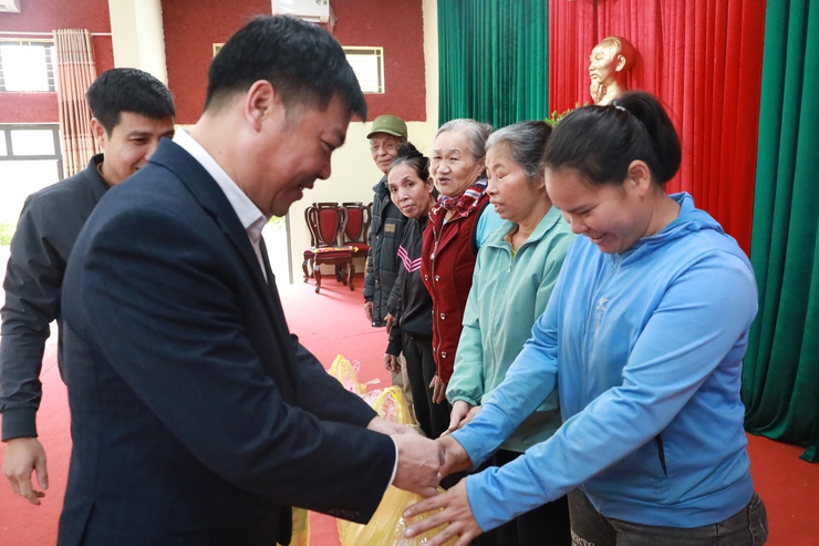 Đảng ủy – HĐND – UBND – Ủy ban MTTQ Việt Nam xã Minh Châu tổ chức chương trình trao quà Tết cho hộ cận nghèo nhân dịp Xuân Bính Ngọ 2026- Ảnh 6.