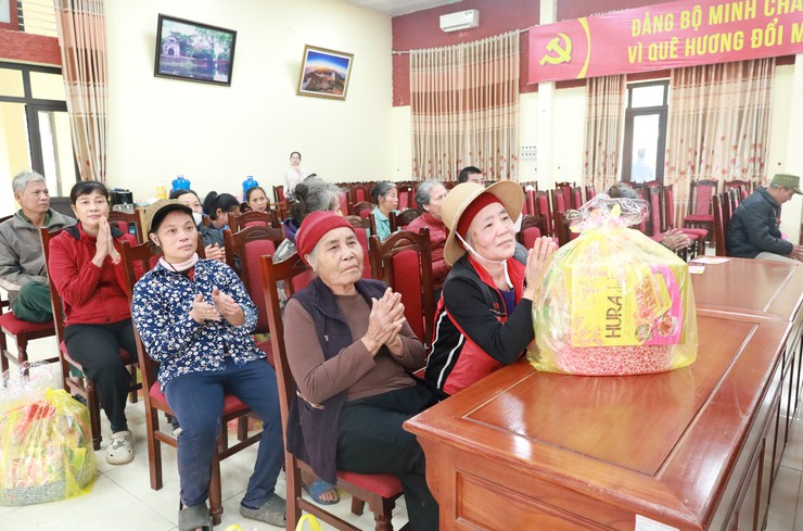 Đảng ủy – HĐND – UBND – Ủy ban MTTQ Việt Nam xã Minh Châu tổ chức chương trình trao quà Tết cho hộ cận nghèo nhân dịp Xuân Bính Ngọ 2026- Ảnh 7.