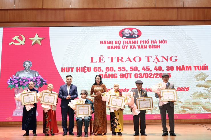 Xã Vân Đình tổ chức trao tặng Huy hiệu Đảng đợt 3/2- Ảnh 1.