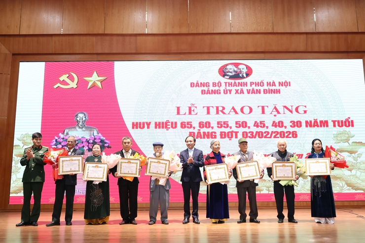 Xã Vân Đình tổ chức trao tặng Huy hiệu Đảng đợt 3/2- Ảnh 2.