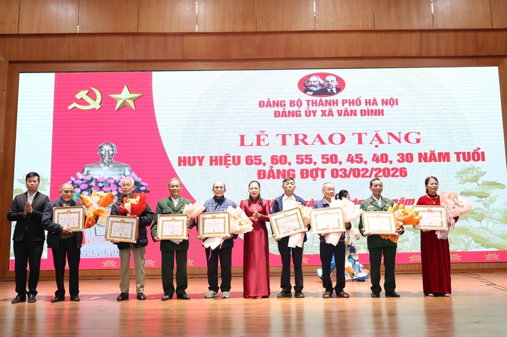 Xã Vân Đình tổ chức trao tặng Huy hiệu Đảng đợt 3/2- Ảnh 3.