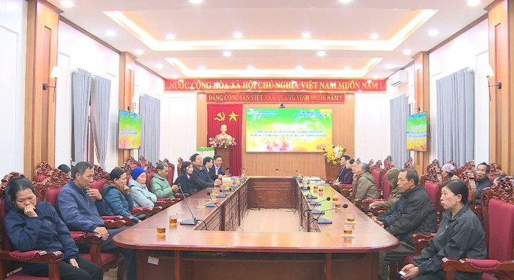 UBND xã tổ chức Hội nghị trao quà Tết cho các hộ gia đình có hoàn cảnh khó khăn, gia đình chính sách- Ảnh 3.