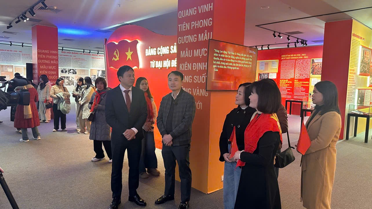 Chi bộ Trường Tiểu học Thanh Xuân Nam tổ chức thành công  sinh hoạt chuyên đề quý I năm 2026:Nâng cao nhận thức và rèn luyện đạo đức của người cán bộ,
đảng viên trong thời kỳ mới"- Ảnh 4.