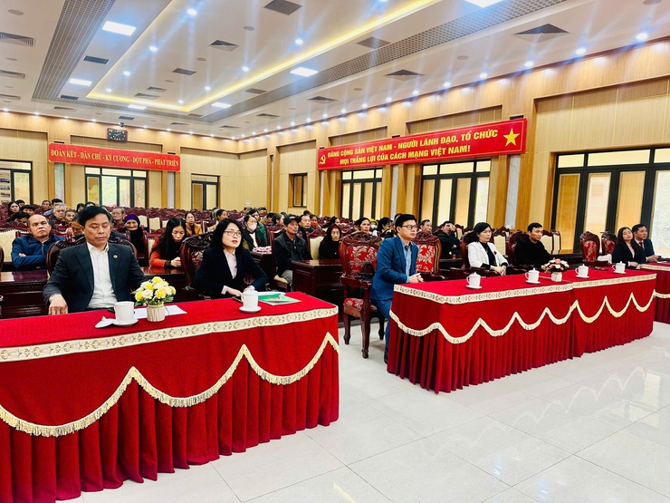 Công đoàn Ngân hàng Chính sách xã hội thành phố Hà Nội trao gửi nghĩa tình, đem Tết an vui tới những hoàn cảnh khó khăn, gia đình chính sách tại xã Quảng Oai- Ảnh 1.