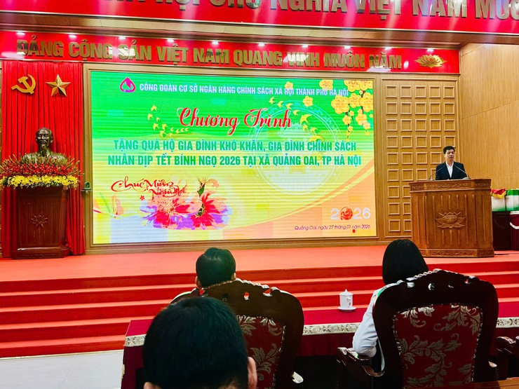Công đoàn Ngân hàng Chính sách xã hội thành phố Hà Nội trao gửi nghĩa tình, đem Tết an vui tới những hoàn cảnh khó khăn, gia đình chính sách tại xã Quảng Oai- Ảnh 4.