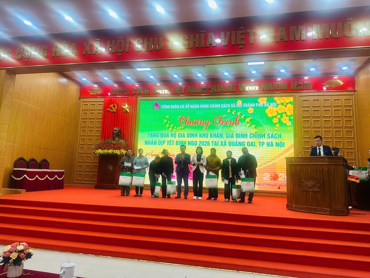Công đoàn Ngân hàng Chính sách xã hội thành phố Hà Nội trao gửi nghĩa tình, đem Tết an vui tới những hoàn cảnh khó khăn, gia đình chính sách tại xã Quảng Oai- Ảnh 2.
