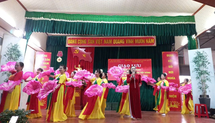 Chương trình giao lưu văn hóa – văn nghệ chào mừng Đại hội Đảng toàn quốc lần thứ XIV- Ảnh 1.