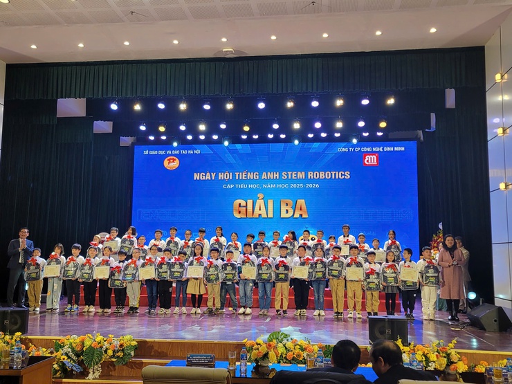 Học sinh Trần Nhật Duật tự hào tỏa sáng tại vòng Chung khảo trên sân chơi trí tuệ giải thi Stem Robotics cấp Thành phố năm học 2025 - 2026- Ảnh 1.