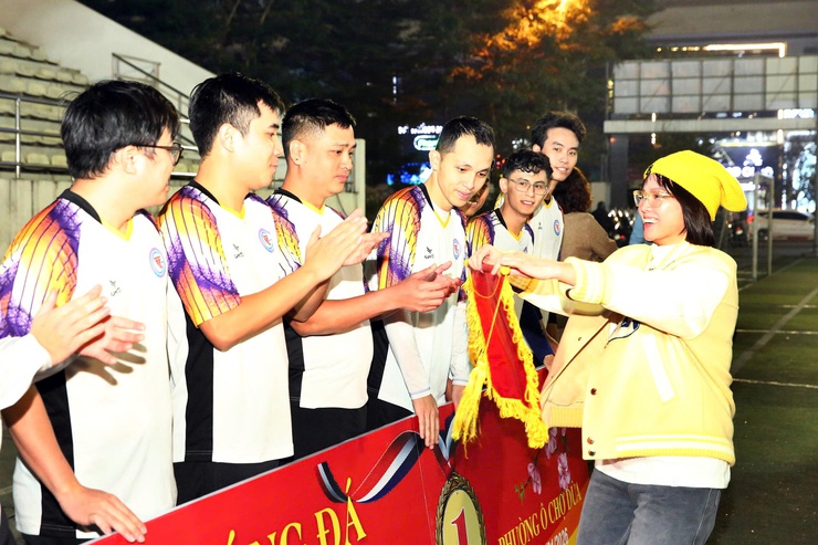 Phường Ô Chợ Dừa bế mạc giải bóng đá chào mừng đại hội đảng toàn quốc lần thứ XIV, kỷ niệm 96 năm ngày thành lập Đảng cộng sản Việt Nam – mừng xuân Bính Ngọ 2026- Ảnh 5.