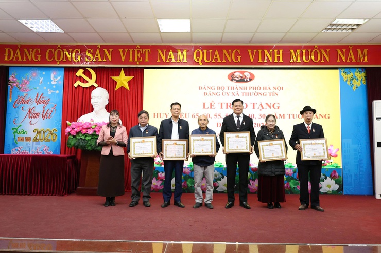 43 đảng viên Đảng bộ xã Thường Tín được trao tặng Huy hiệu Đảng đợt 03/02/2026- Ảnh 5.
