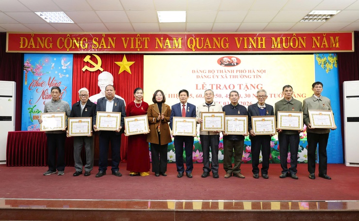43 đảng viên Đảng bộ xã Thường Tín được trao tặng Huy hiệu Đảng đợt 03/02/2026- Ảnh 6.