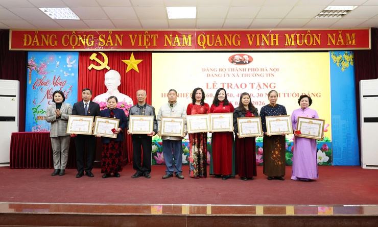 43 đảng viên Đảng bộ xã Thường Tín được trao tặng Huy hiệu Đảng đợt 03/02/2026- Ảnh 4.