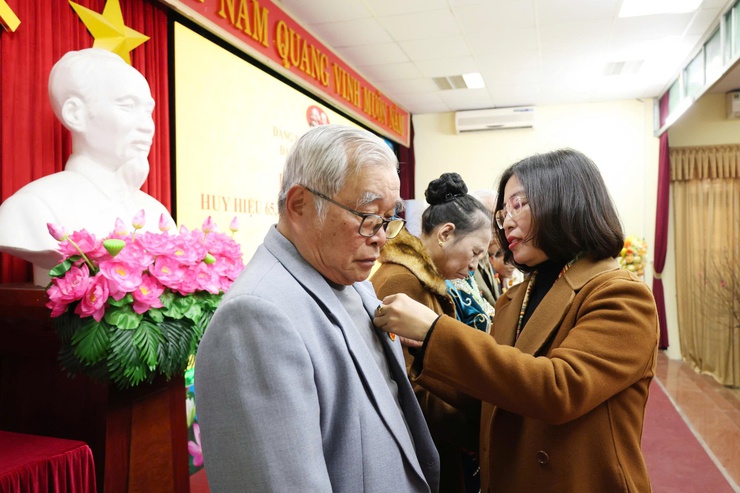 43 đảng viên Đảng bộ xã Thường Tín được trao tặng Huy hiệu Đảng đợt 03/02/2026- Ảnh 2.