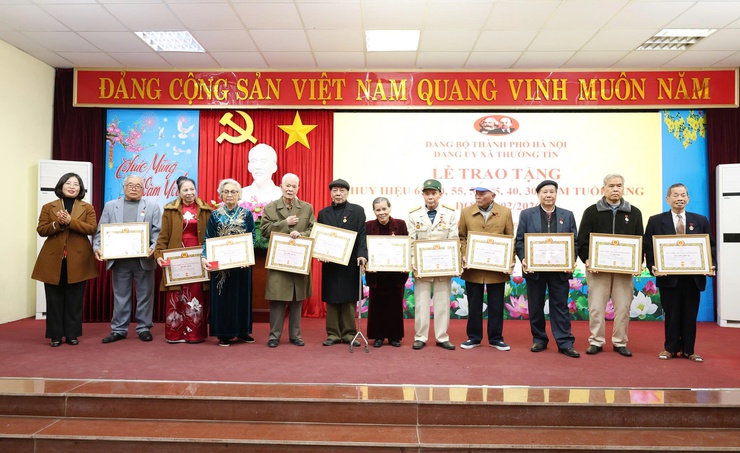 43 đảng viên Đảng bộ xã Thường Tín được trao tặng Huy hiệu Đảng đợt 03/02/2026- Ảnh 3.