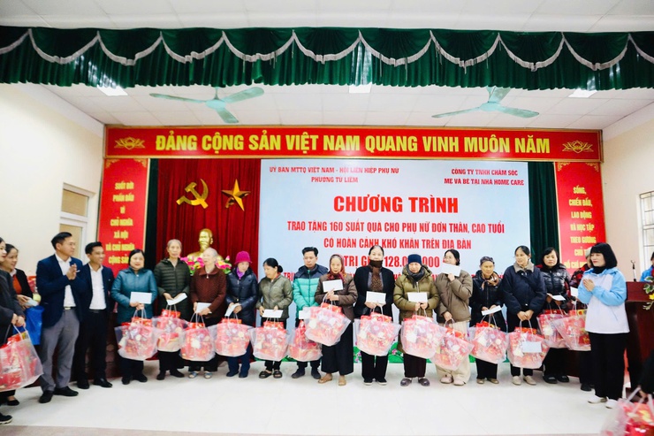 Hội LHPN phường phối hợp cùng Công ty TNHH Homecare tặng quà cho phụ nữ cao tuổi, cô đơn, có hoàn cảnh khó khăn trên địa bàn phường
	
- Ảnh 5.