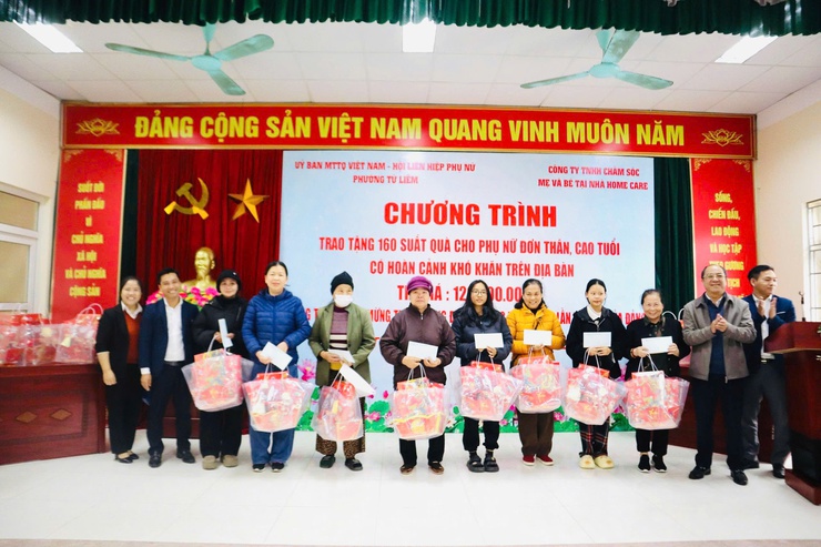 Hội LHPN phường phối hợp cùng Công ty TNHH Homecare tặng quà cho phụ nữ cao tuổi, cô đơn, có hoàn cảnh khó khăn trên địa bàn phường
	
- Ảnh 3.
