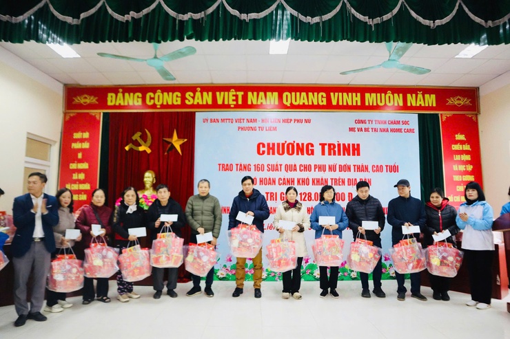 Hội LHPN phường phối hợp cùng Công ty TNHH Homecare tặng quà cho phụ nữ cao tuổi, cô đơn, có hoàn cảnh khó khăn trên địa bàn phường
	
- Ảnh 6.