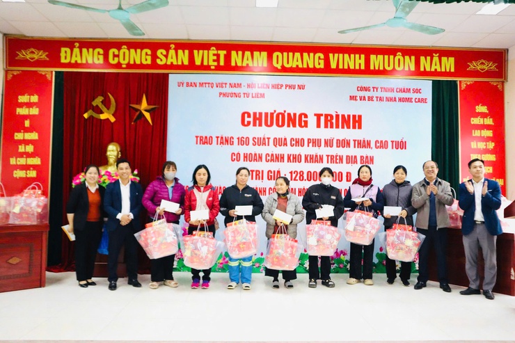 Hội LHPN phường phối hợp cùng Công ty TNHH Homecare tặng quà cho phụ nữ cao tuổi, cô đơn, có hoàn cảnh khó khăn trên địa bàn phường
	
- Ảnh 7.
