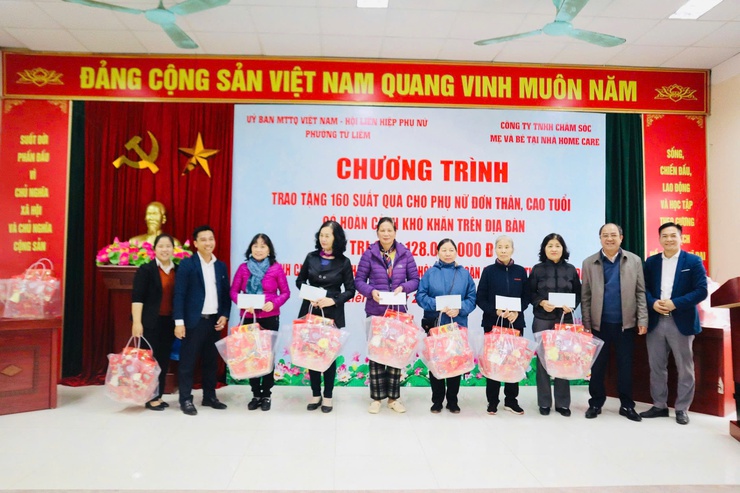 Hội LHPN phường phối hợp cùng Công ty TNHH Homecare tặng quà cho phụ nữ cao tuổi, cô đơn, có hoàn cảnh khó khăn trên địa bàn phường
	
- Ảnh 8.
