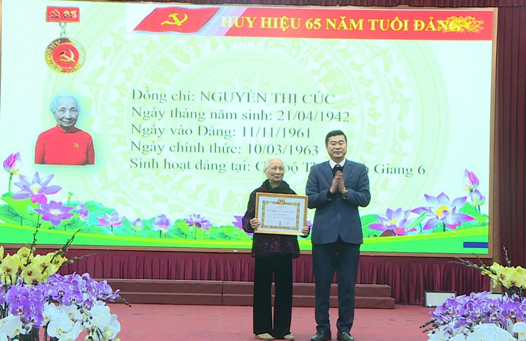 Xã Phúc Thọ trao tặng Huy hiệu Đảng đợt 03/2/2026- Ảnh 5.