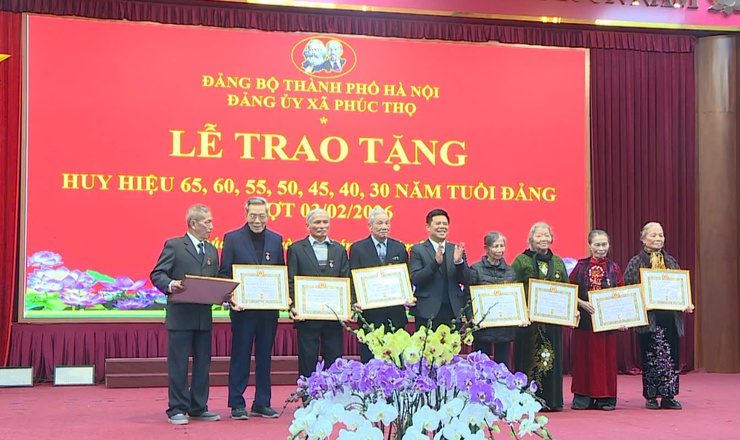 Xã Phúc Thọ trao tặng Huy hiệu Đảng đợt 03/2/2026- Ảnh 6.