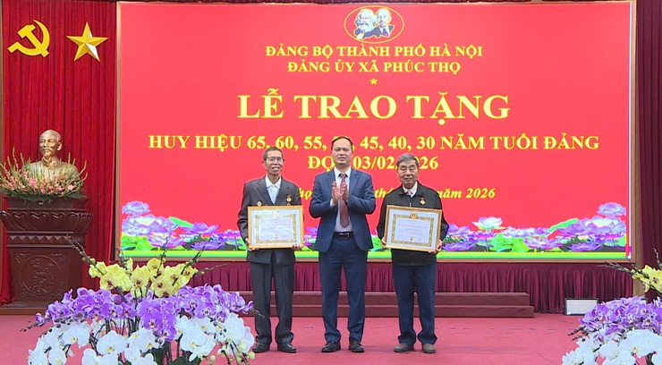 Xã Phúc Thọ trao tặng Huy hiệu Đảng đợt 03/2/2026- Ảnh 8.
