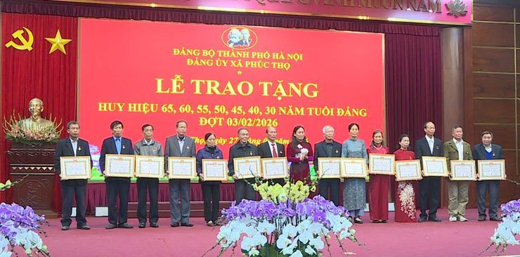 Xã Phúc Thọ trao tặng Huy hiệu Đảng đợt 03/2/2026- Ảnh 9.