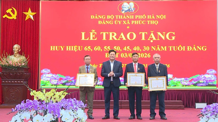 Xã Phúc Thọ trao tặng Huy hiệu Đảng đợt 03/2/2026- Ảnh 7.