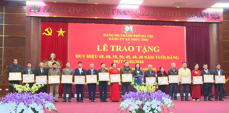 Xã Phúc Thọ trao tặng Huy hiệu Đảng đợt 03/2/2026- Ảnh 10.