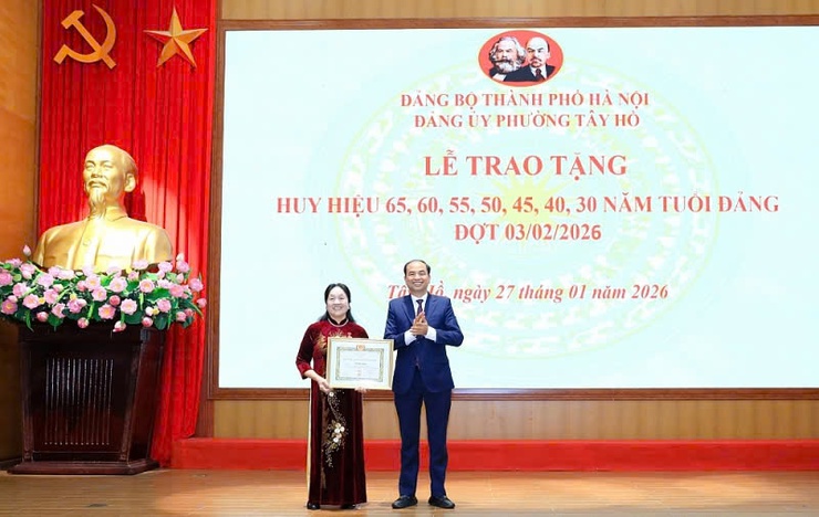 Phường Tây Hồ: Trao tặng Huy hiệu Đảng đợt 3/2 cho 141 đảng viên- Ảnh 3.